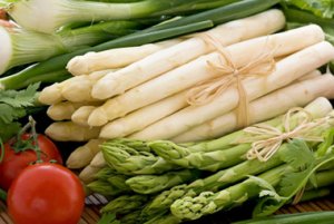 Spargel grün und weiß